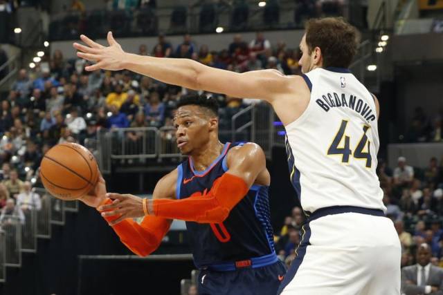 名场面！方便连续把脚踢进泰拳王嘴里，对方怒了想殴打裁判判负.